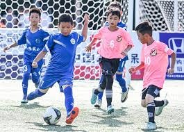 摩根：梅西最近也做了类似的肘击动作，却没人采取任何行动